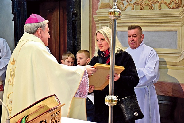 Laureatka odebrała tytuł od biskupa sandomierskiego.