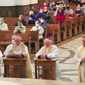 Akt zawierzena przez abp. Wiktora Skworca. Obok arcybiskup senior Damian Zimoń.
