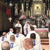	Liturgia w kaplicy Cudownego Obrazu Matki Bożej Częstochowskiej.