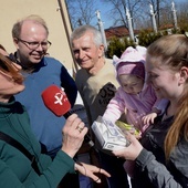 Buciki z Włoch dla kilkumiesięcznej mieszkanki jednego z ośrodków, które przyjęły uchodźców z Ukrainy w gminie Wieniawa.