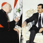 Jan Paweł II w 2003 roku, by ratować pokój, wysłał do Bagdadu kard. Rogera Etchegaraya. Na zdjęciu kardynał rozmawia z Saddamem Hussajnem.