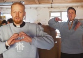 Duet salezjańskich kleryków None Ryme & NDP wykonuje rap „Serce Ukrainy”.