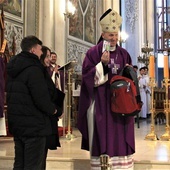 Na zakończenie rekolekcji bp Marek Solarczyk dostał od młodych plecak.