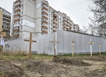 Ukraina: Zabici cywile, zrujnowane domy - świadkowie pokazują miasta, z których wyszli Rosjanie