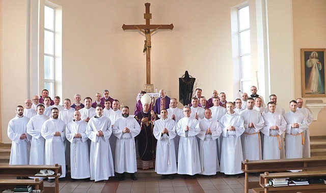 ▲	29 mężczyzn z 15 parafii diecezji łowickiej otrzymało promocję  z rąk bp. Dziuby.