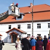 ▲	Przed Mszą św. poświęcono nowy dach domu parafialnego po pożarze, figurę świętego i zabytkową koronę ołtarzową.