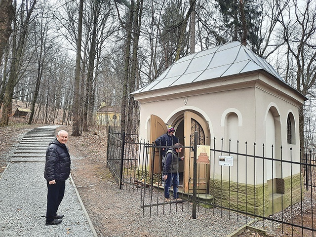 Ksiądz Andrzej Pyrsz, proboszcz bazyliki, wraz z fachowcami remontującymi kaplicę stacji V.