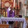 Ks. Kamil Osiecki w czasie jednej z Mszy św. w miejscowej kaplicy.