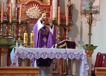 Ks. Kamil Osiecki w czasie jednej z Mszy św. w miejscowej kaplicy.