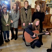 Starsza schola s. Adrianą i nową koleżanką.