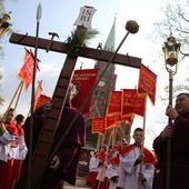 Misteria Męki Pańskiej organizowane w wielu miejscach pozwalają lepiej przeżyć Drogę Krzyżową Jezusa.