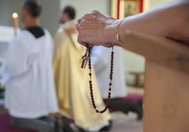 Modlitwę za kapłanów znajdującą się na wizytówce można łaczyć z modlitwą osobistą, na przykład różańcową.