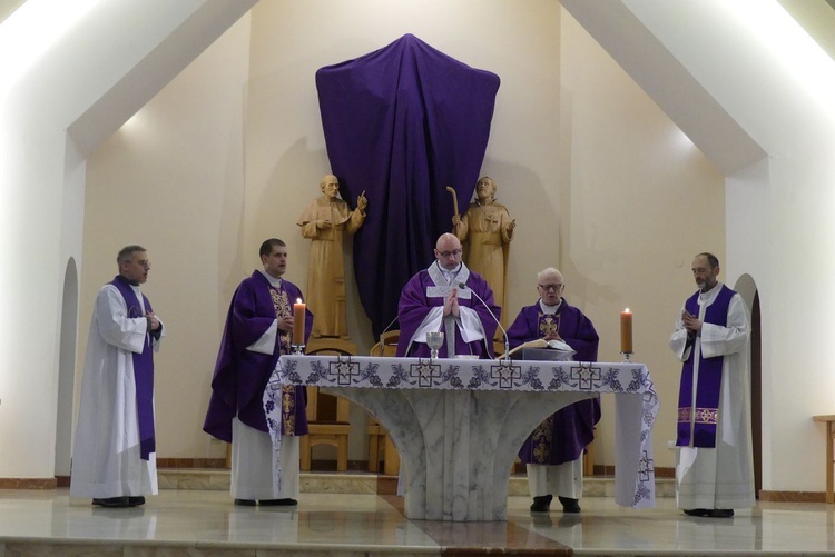 Duszpasterze parafii pallotyńskiej i księża uczestnicy EDK sprawowali Mszę św. przed rozpoczęciem nocnej wędrówki.