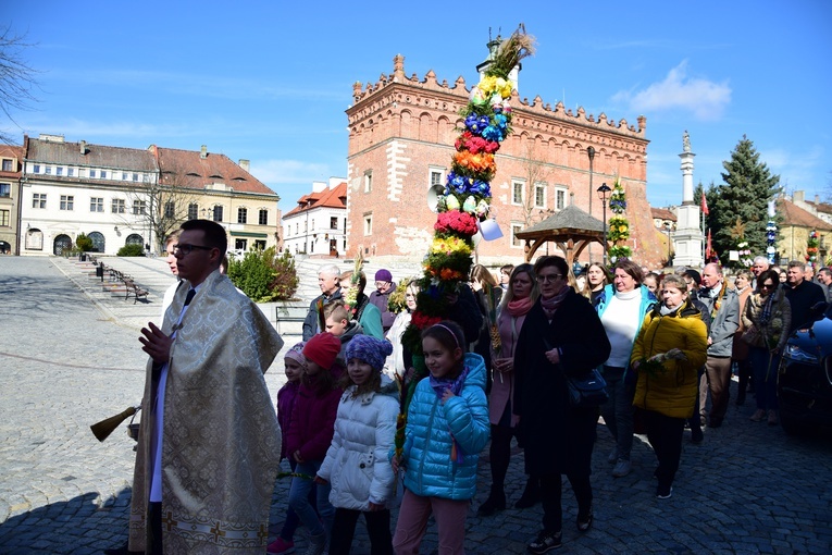 Procesja z palmami ulicami Starego Miasta.