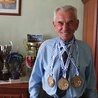 ▲	Pasję do sportu odkrył późno. Dopiero w wieku 104 lat zaczął zdobywać pierwsze medale.