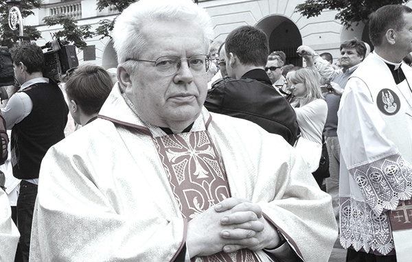 ▲	Zawsze pomocny, uśmiechnięty, życzliwy, przez 40 lat pracował w warszawskiej kurii archidiecezjalnej.