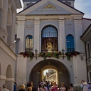 W Wilnie w Ostrej Bramie  w pierwszą niedzielę  po Wielkanocy po raz pierwszy ludzie zobaczyli obraz Pana Jezusa Miłosiernego.  Był wystawiony przez trzy dni 