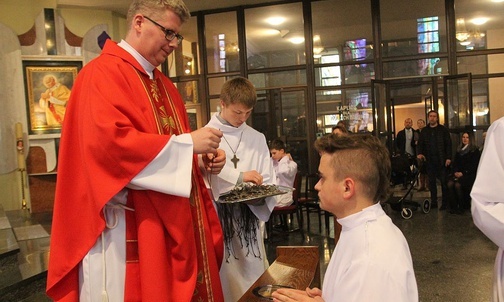 Nowi ceremoniarze i animatorzy służby liturgicznej otrzymali błogosławieństwo i krzyże.