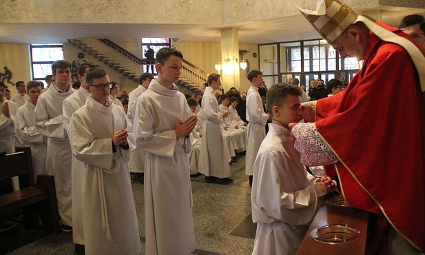 Nowi ceremoniarze i animatorzy służby liturgicznej otrzymali błogosławieństwo i krzyże.