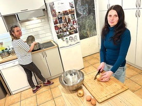 Sasza (z prawej) i Uliana w kuchni, którą mają do dyspozycji w FCMP Trzej Towarzysze, starają się odtwarzać ukraińskie smaki. 
