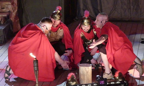 Aktorzy-amatorzy mistrzowsko odegrali role rzymskich żołnierzy.