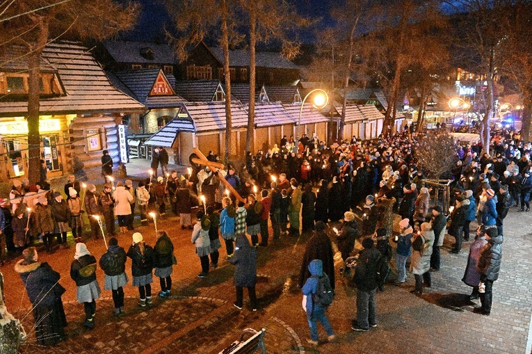 Zakopane. Stacje Drogi Krzyżowej były rozważane na Krupówkach 