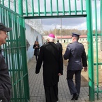 Wizyta biskupa w więzieniu
