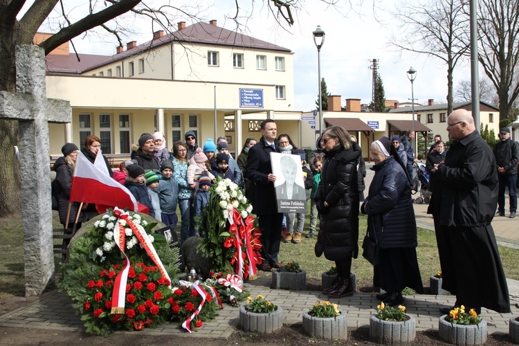 Po Eucharystii złożono kwiaty pod pomnikiem ofiar katastrofy smoleńskiej.