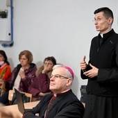 Ks. Piotr Sipiorski w czasie wykładu dla katechetów.