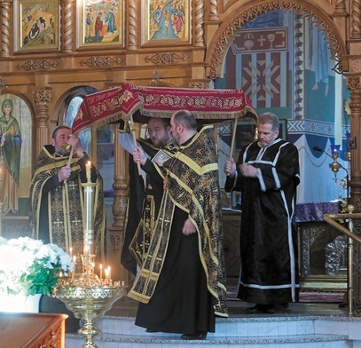 Wyniesienie płaszczenicy w parafii prawosławnej Zmartwychwstania Pańskiego w Białymstoku.