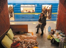 Wiele osób w obawie przed rosyjskimi bombami i rakietami zamieszkało w kijowskim metrze.