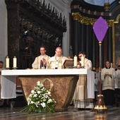 - Niech to Triduum Paschalne wniesie w wasze serce prawdziwą radość zmartwychwstania i napełni je pokojem Chrystusowym - mówił abp Wojda.