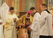 Podczas liturgii bp Pindel poświęcił oleje, które będą używane podczas udzielania sakramentów.