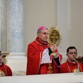 Na zakończenie liturgii odsłonięto relikwie Drzewa Krzyża Świętego.