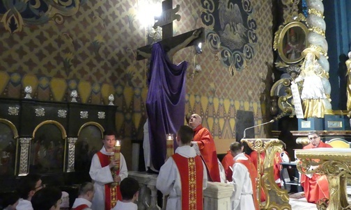 Podczas liturgii Wielkiego Piątku pod przewodnctwem bpa Piotra Gregera w konkatedrze Narodzenia NMP w Żywcu.