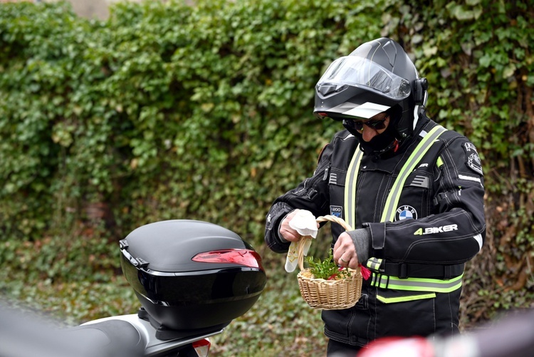 Bojanice. Przywieźli koszyczki na motorach