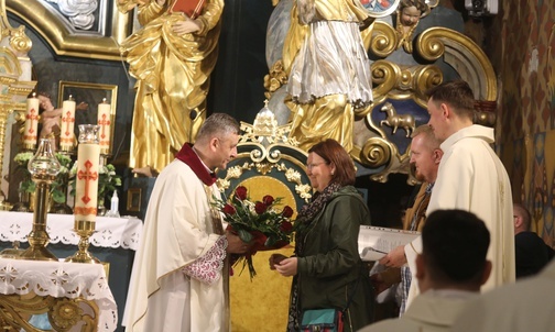 Delegacja parafian złożyła bp. Pindlowi i kapłanom życzenia.