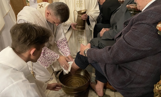 W czasie liturgii bp Pindel obmył nogi 12 mężczyzn...