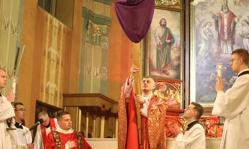 Liturgia Męki Pańskiej rozpoczęłą adorację Krzyża Świętego w katedrze.