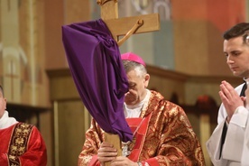 Modlitwom w Wielki Piątek w katedrze św. Mikołaja przewodniczył bp Roman Pindel.