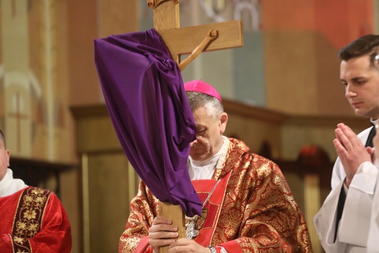 Modlitwom w Wielki Piątek w katedrze św. Mikołaja przewodniczył bp Roman Pindel.