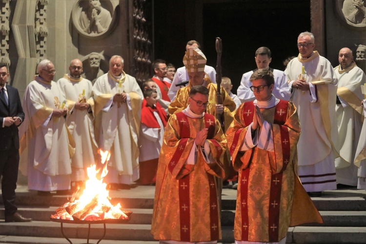 Błogosławieństwo ognia przed katedrą.