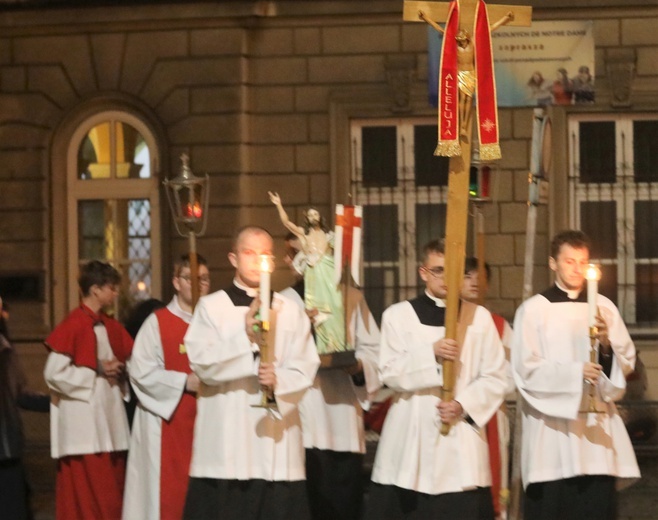 Procesja rezurekcyjna wokół katedry św. Mikołaja.