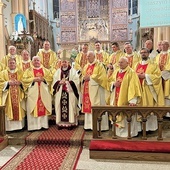 	Abp Mieczysław Mokrzycki z kapłanami w dniu inauguracji Roku Jubileuszowego.