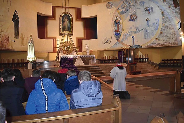 ▲	Parafia w Ostrowcu Świętokrzyskim została erygowana 1 stycznia 1984 roku. Od 27 kwietnia 2003 roku świątynia parafialna jest sanktuarium.