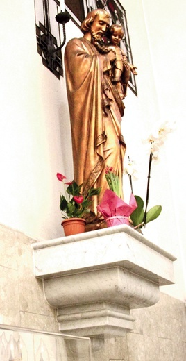 ▲	Figura św. Józefa posadowiona  nad grobem  śp. ks. Jana Sitnika.