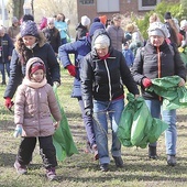 W parku Książąt Pomorskich Ukraińcy sprzątali ścieżki i trawniki ze śmieci i pozostałości po zimie.