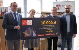 Nagrodę przekazali Annie Malinowskiej (od lewej): Radosław Witkowski, Sławomir Baćkowski  i Mateusz Tyczyński.