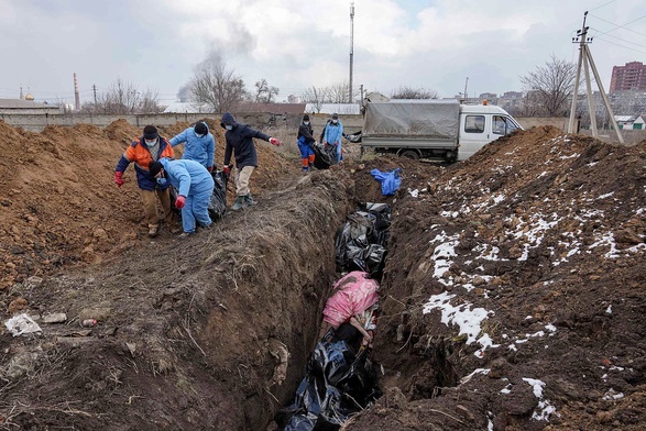 Pod Mariupolem wykopano zbiorowe groby, ciężarówkami przywożone są ciała