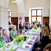 Wielkanocne śniadanie w refektarzu seminaryjnym.